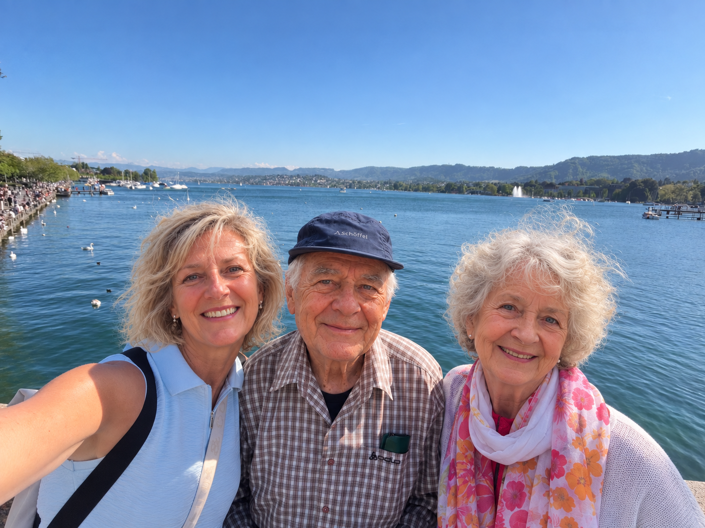 Ein Senior geniesst mit zwei vertrauten Begleiterinnen einen gemeinsamen Ausflug am See
